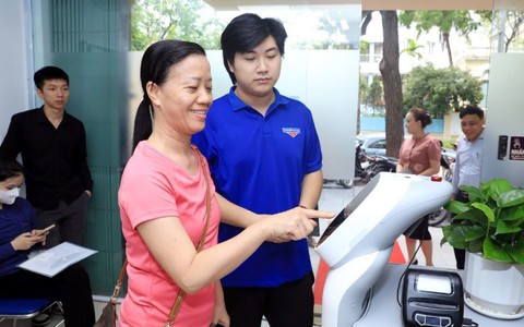 Phường đầu tiên của Hà Nội đưa robot vào phục vụ nhân dân giải quyết thủ tục hành chính