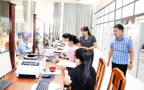 Các đồng chí lãnh đạo xã Hòa Phú kiểm tra, động viên cán bộ, công chức và người dân làm việc, giao dịch tại Điểm phục vụ hành chính công.