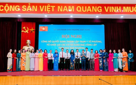 Phường Việt Hưng công bố các quyết định thành lập trạm y tế, tổ chức lại các cơ sở giáo dục công lập