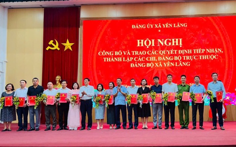 ĐẢNG ỦY XÃ YÊN LÃNG TỔ CHỨC HỘI NGHỊ CÔNG BỐ CÁC QUYẾT ĐỊNH VỀ VIỆC TIẾP NHẬN, THÀNH LẬP CÁC CHI, ĐẢNG BỘ TRỰC THUỘC ĐẢNG BỘ XÃ YÊN LÃNG