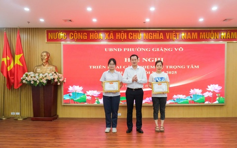 Phường Giảng Võ: Khen thưởng học sinh đạt thủ khoa kỳ thi vào lớp 10 THPT  và gương Người tốt việc tốt
