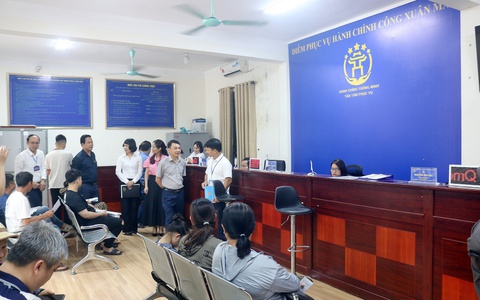 Lãnh đạo xã Xuân Mai kiểm tra, động viên đội ngũ cán bộ, công chức và người dân làm việc, giao dịch tại Điểm phục vụ hành chính công xã Xuân Mai