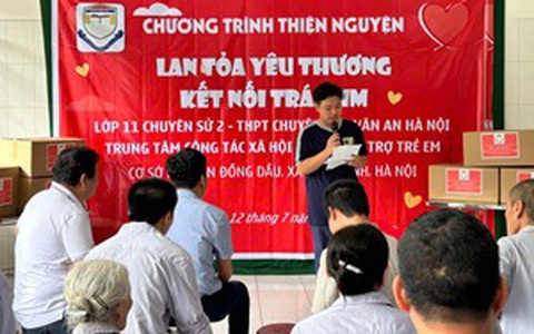 Học sinh trường THPT chuyên Chu Văn An Hà Nội thăm và tặng quà đối tượng nuôi dưỡng tại Trung tâm