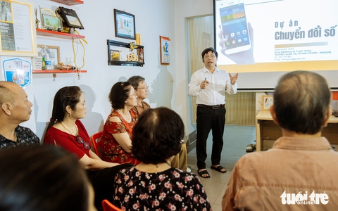 Thầy giáo mở lớp học AI và chuyển đổi số miễn phí cho người cao tuổi