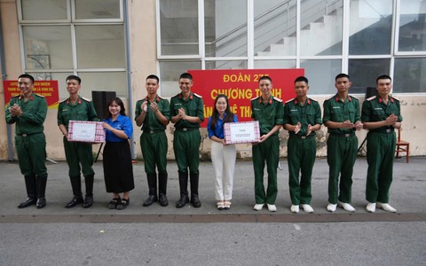 TUỔI TRẺ PHƯỜNG VĂN MIẾU – QUỐC TỬ GIÁM THAM DỰ CHƯƠNG TRÌNH VĂN NGHỆ VÀ TẶNG QUÀ CÁC CHIẾN SĨ ĐOÀN 275 
