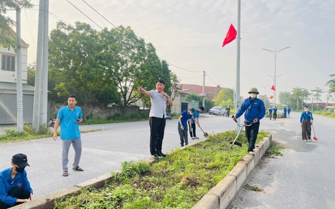 Cán bộ, đoàn viên thanh niên ra quân làm cỏ, chuẩn bị trồng tuyến đường hoa