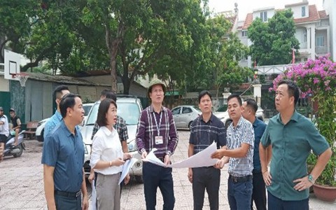 Các đồng chí Lãnh đạo phường Phúc Lợi kiểm tra hiện trường