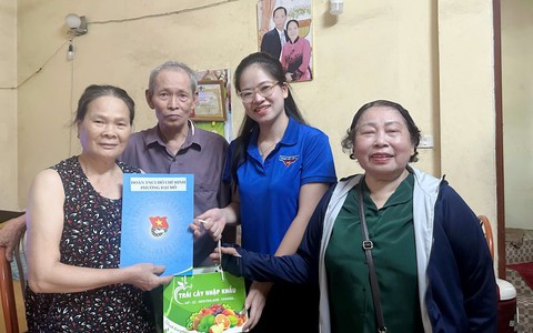 KỶ NIỆM 75 NĂM NGÀY TRUYỀN THỐNG LỰC LƯỢNG TNXP VIỆT NAM: ĐOÀN THANH NIÊN PHƯỜNG ĐẠI MỖ THĂM HỎI, TẶNG QUÀ CỰU THANH NIÊN XUNG PHONG TIÊU BIỂU TRÊN ĐỊA BÀN PHƯỜNG
