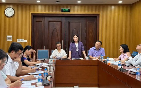 Ban thường trực Uỷ ban Mặt trận Tổ quốc Việt Nam phường làm việc với ngân hàng chính sách xã hội Đống Đa