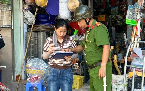 Công an xã Bát Tràng ra quân lập lại trật tự đô thị