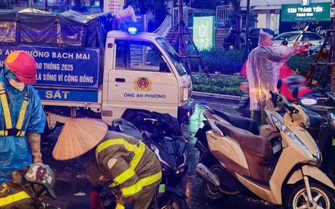 Phường Bạch Mai huy động các lực lượng chức năng kịp thời xử lý sự cố trên địa bàn sau trận giông lốc dữ dội chiều ngày 19/7/2025 và tiếp tục khắc phục hậu quả trên địa bàn trong ngày 20/7/2025
