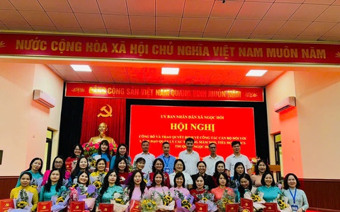 UBND XÃ NGỌC HỒI TRAO QUYẾT ĐỊNH CÔNG TÁC CÁN BỘ NGÀNH GIÁO DỤC ĐÀO TẠO