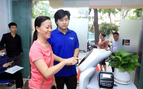Chuyển đổi số từ cơ sở: Phường Cửa Nam tiên phong ứng dụng robot vào cải cách hành chính