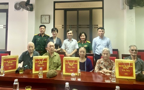 Phường Ba Đình: Tặng quà gia đình chính sách nhân kỷ niệm 78 năm ngày Thương binh- Liệt sĩ
