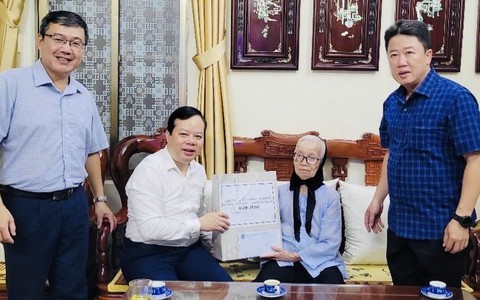 LÃNH ĐẠO PHƯỜNG VĂN MIẾU- QUỐC TỬ GIÁM THĂM HỎI, TẶNG QUÀ CÁC GIA ĐÌNH CHÍNH SÁCH
