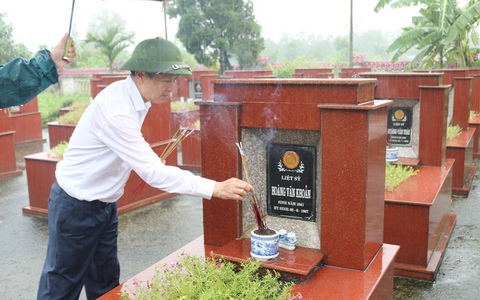 Lãnh đạo xã Phú Cát và Tiểu đoàn 2 – Cục Kỹ thuật Quân binh chủng tổ chức viếng nghĩa trang liệt sĩ nhân kỷ niệm 78 năm Ngày Thương binh - Liệt sĩ (27/7/1947 – 27/7/2025)