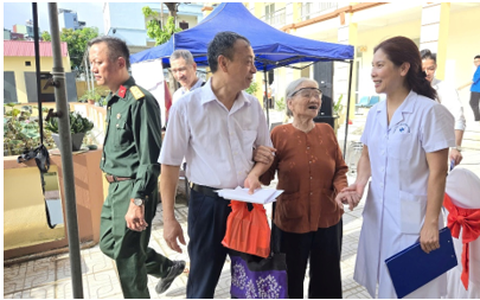 Trạm Y tế phường Từ Liêm phối hợp với Bệnh viên Đa khoa Xanh Pôn đã tổ chức buổi khám, tư vấn sức khỏe và cấp thuốc miễn phí cho các gia đình chính sách nhân kỷ niệm 78 năm Ngày Thương binh – Liệt sĩ (27/7/1947 – 27/7/2025)