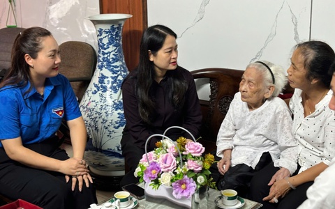 LÃNH ĐẠO PHƯỜNG BA ĐÌNH TỔ CHỨC THĂM HỎI, TẶNG QUÀ CÁC GIA ĐÌNH CHÍNH SÁCH NHÂN KỶ NIỆM 78 NĂM NGÀY THƯƠNG BINH - LIỆT SỸ (27/7/1947 – 27/7/2025)