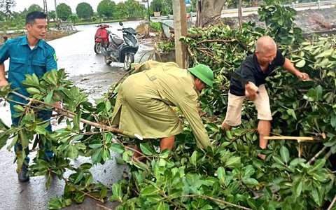 Bát Tràng khắc phục hậu quả mưa giông chiều ngày 19/7/2025