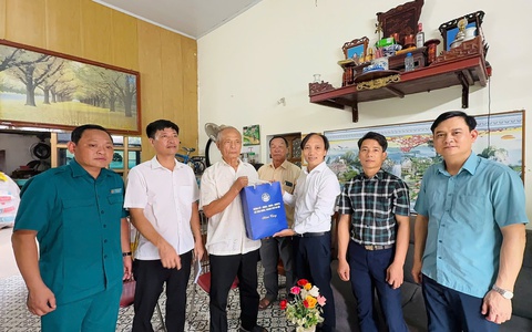 Chủ tịch UBND xã Vân Đình thăm, tặng quà các thương bệnh binh và gia đình chính sách nhân kỷ niệm 78 năm Ngày Thương binh - Liệt sĩ