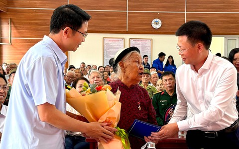 Phường Phú Thượng tặng quà tri ân các gia đình thương binh, liệt sĩ