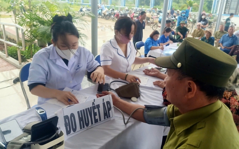 Xã Hạ Bằng khám sức khỏe, tặng quà tri ân người có công