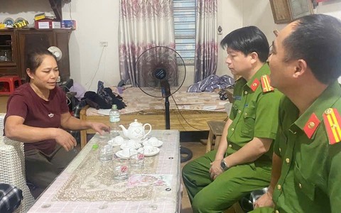 Công an xã Dương Hoà thăm, tặng quà tri ân gia đình chính sách nhân kỷ niệm 78 năm ngày Thương binh, Liệt sĩ 27/7