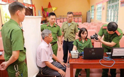 Công an xã Phú Xuyên cấp Căn cước công dân tại nhà cho người có công