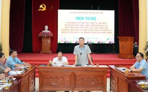 Lãnh đạo xã làm việc với các trường học trên địa bàn để nghe báo cáo công tác chuẩn bị cho năm học mới 2025-2026