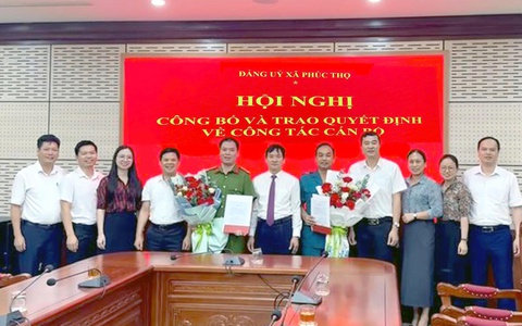 Xã Phúc Thọ trao các Quyết định về công tác cán bộ