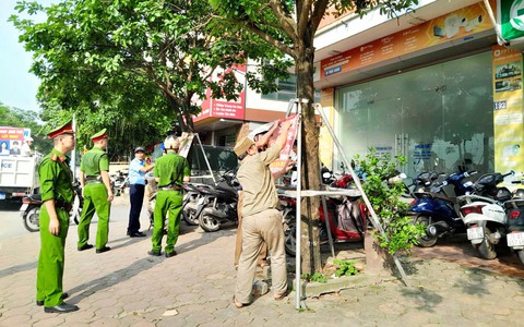 Xã Quốc Oai ra quân xử lý vi phạm trật tự đô thị, lập lại “đường thông, hè thoáng”