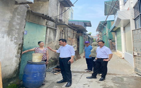 Lãnh đạo UBND xã Hát Môn kiểm tra công tác phòng chống dịch sốt xuất huyết trên địa bàn thôn Hiệp Thuận