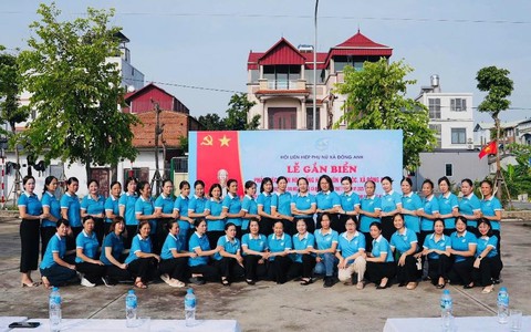 Phụ nữ xã Đông Anh: Gắn biển phần việc chào mừng Đại hội Đảng các cấp nhiệm kỳ 2025-2030