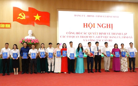 Công bố các quyết định công tác, cán bộ phòng Kinh tế xã Bình Minh