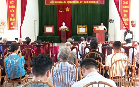 Đồng chí Bí thư Đảng uỷ xã Phú Xuyên dự sinh hoạt chi bộ tại thôn Vạn Điểm