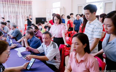 Người dân phường Phúc Lợi hào hứng, tự tin hơn với các tiện ích số