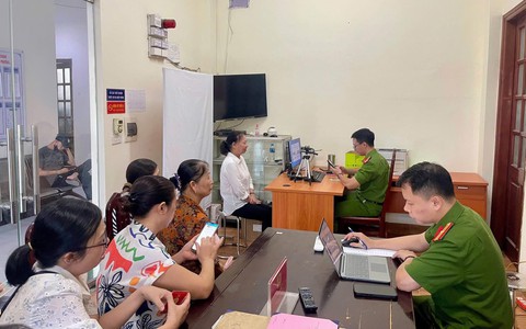 Phường Kiến Hưng đồng loạt đổi thẻ đảng viên, phấn đấu về đích ngày 13-8