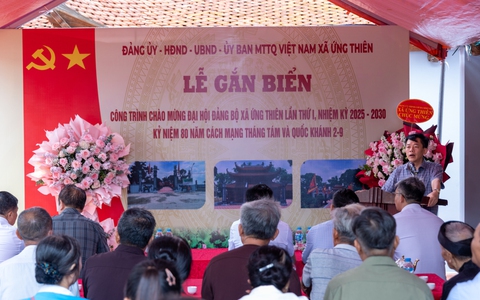 Đảng uỷ, HĐND, UBND, UBMTTQ Việt Nam xã Ứng Thiên tổ chức Lễ gắn biển Công trình chào mừng Đại hội Đảng bộ xã và kỷ niệm 80 năm Cách mạng Tháng Tám thành công, Quốc khánh 2/9