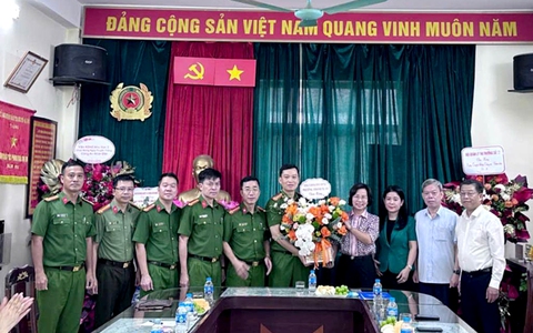 Đảng ủy - HĐND - UBND phường Thanh Xuân chúc mừng Công an phường nhân kỷ niệm 80 năm ngày thành lập lực lượng Công an nhân dân