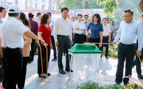 Chủ tịch Hà Nội cùng người dân dọn rác tại quảng trường