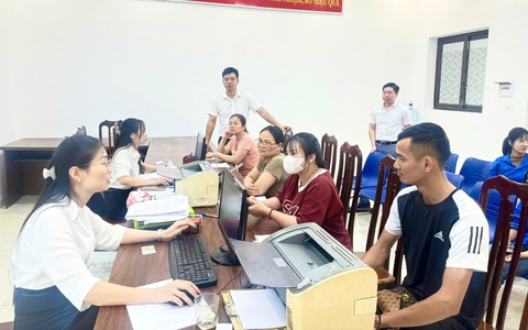 Phó Chủ tịch UBND xã kiểm tra hoạt động tại Điểm phục vụ hành chính công khu vực Sài Sơn