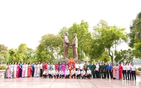 Phường Hai Bà Trưng tổ chức Lễ dâng hoa tại Tượng đài Bác Hồ - Bác Tôn nhân dịp kỷ niệm 137 năm Ngày sinh Chủ tịch Tôn Đức Thắng.