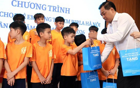 Tặng quà cho trẻ em tại Làng trẻ em Birla Hà Nội chuẩn bị bước vào năm học mới 2025-2026