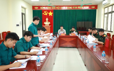 Đoàn công tác cụm phòng thủ khu vực 2 – Phúc Thọ làm việc tại xã Minh Châu.