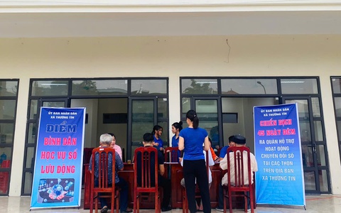 Phòng Văn hóa – Xã hội ra quân hỗ trợ chuyển đổi số tại thôn Văn Giáp (xã Văn Bình cũ)