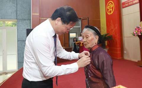 Đảng bộ phường Vĩnh Hưng trao tặng Huy hiệu đảng đợt 02/9/2025