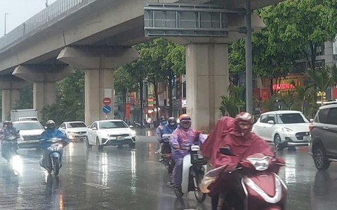Ảnh hưởng bão số 5, Hà Nội có mưa lớn, gió mạnh từ sáng 25-8