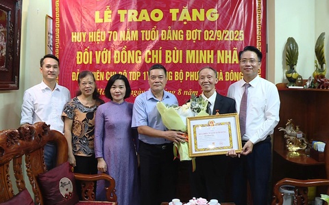 Đảng ủy phường Hà Đông trao huy hiệu 80 năm, 70 năm tuổi Đảng cho các đảng viên lão thành