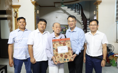 Lãnh đạo xã Mê Linh thăm, tặng quà các đối tượng chính sách, người có công dịp Quốc khánh 2/9