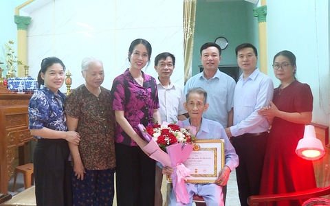 LÃNH ĐẠO XÃ TRAO HUY HIỆU 60 NĂM TUỔI ĐẢNG TẠI NHÀ CHO ĐẢNG VIÊN CAO TUỔI